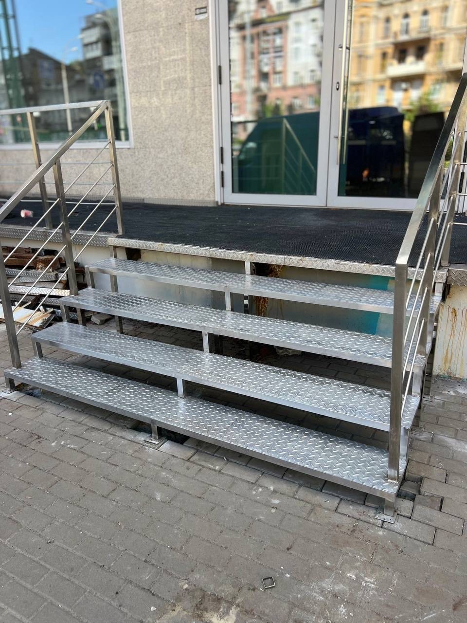 Кейс металевих сходів з рифленим листом у Києві
